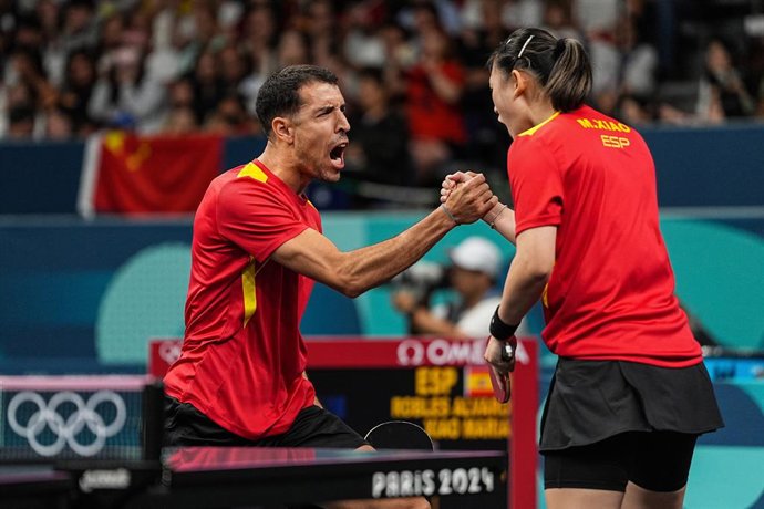 Archivo - Alvaro Robles of Spain and Maria Xiao of Spain celebrate a point against Doo Hoi Kem of Hong Kong and Wong Chun Ting of Hong Kong during their mixed table tennis doubles quarterfinals on South Paris Arena 4 during the Paris 2024 Olympics Games o