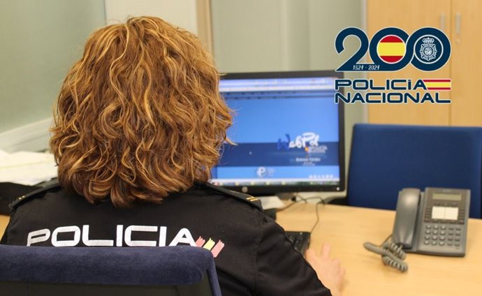 Agente de Policía Nacional en tareas de investigación.