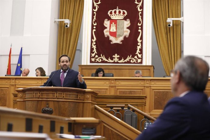 El presidente del PP, Paco Núñez, interviene en el pleno ante el consejero de Hacienda, Juan Alfonso Ruiz Molina.