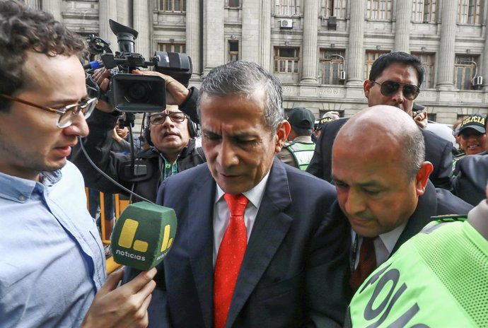Archivo - LIMA, April 15, 2025  -- Former Peruvian President Ollanta Humala (C) arrives at a court in Lima, Peru, on April 15, 2025. A Peruvian court on Tuesday sentenced former President Ollanta Humala (2011-2016) and his wife, Nadine Heredia, to 15 year