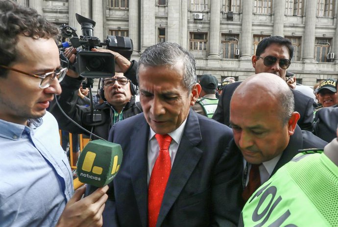 Archivo - LIMA, 15 de abril de 2025 -- O ex-presidente peruano Ollanta Humala (C) chega a um tribunal em Lima, Peru, em 15 de abril de 2025. Na terça-feira, um tribunal peruano condenou o ex-presidente Ollanta Humala (2011-2016) e sua esposa, Nadine Hered