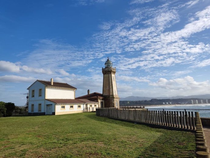 Archivo - Faro de San Juan de Nieva, en Avilés. Ría de Avilés.