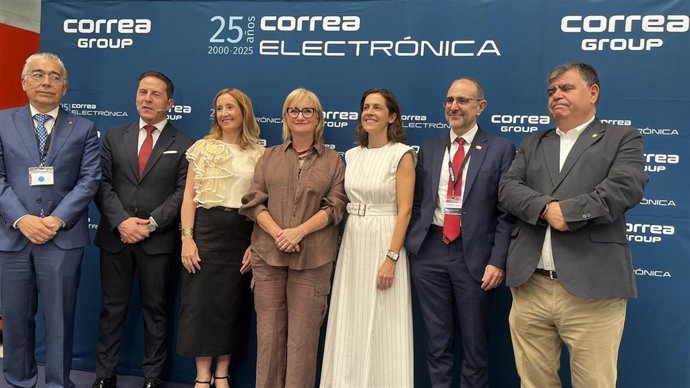 La consejera de Industria, Comercio y Empleo, Leticia García (en el centro), entre la CEO Carmen Pinto y la empresaria Viviana Nicolás Correa.