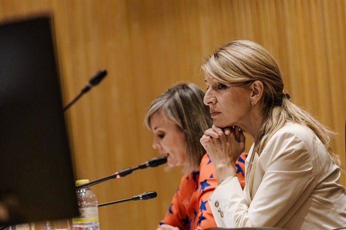 La vicepresidenta segundal, Yolanda Díaz (D), y la portavoz de Sumar en el Congreso, Verónica Martínez Barbero (I), participan en una jornada parlamentaria sobre el sector bancario, en el Congreso, a 5 de junio de 2025, en Madrid (España).