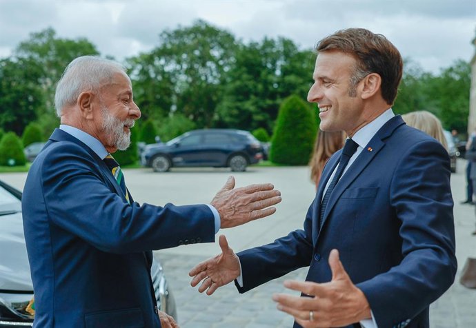 O presidente francês Emmanuel Macron recebe seu colega brasileiro Luiz Inácio Lula da Silva em Paris.