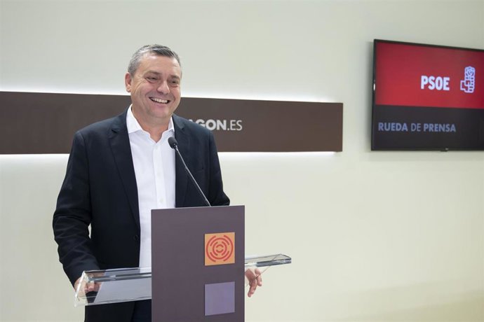 El portavoz del PSOE, Fernando Sabés, durante la rueda de prensa.
