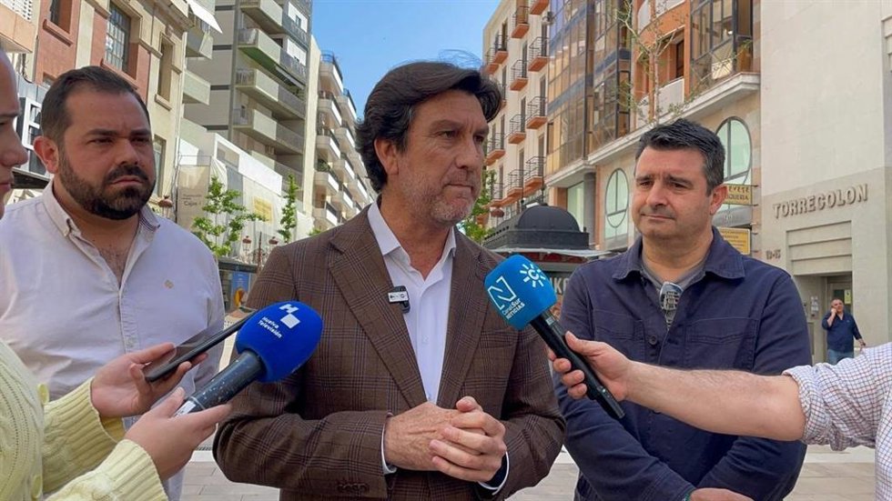 El portavoz del PSOE de Huelva y parlamentario andaluz, Enrique Gaviño, en rueda de prensa.