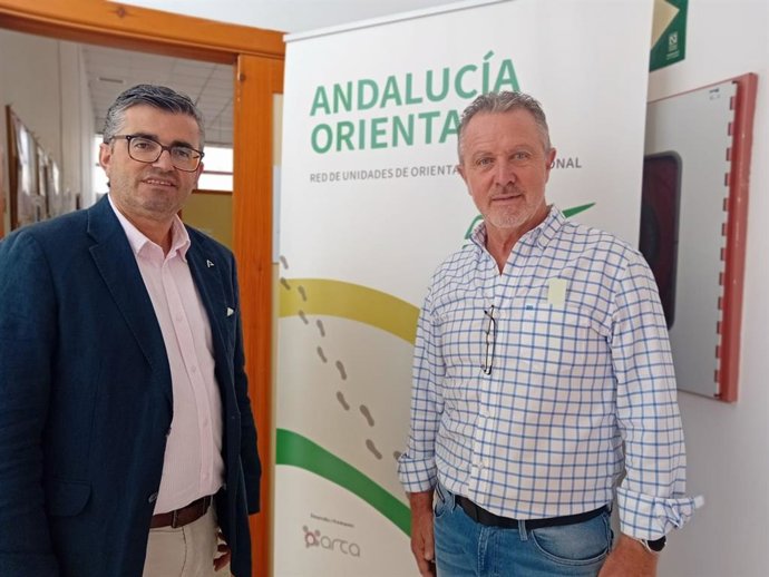 Imagen reciente del delegado de Empleo de la Junta en Granada, Javier Martín, a la izquierda, en una visita a la Unidad Orienta que la asociación Arca Empleo tiene en Armilla.