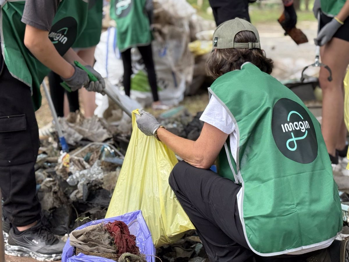 Imagin (CaixaBank) impulsa un proyecto para recoger 250.000 kilos de residuos de ríos españoles