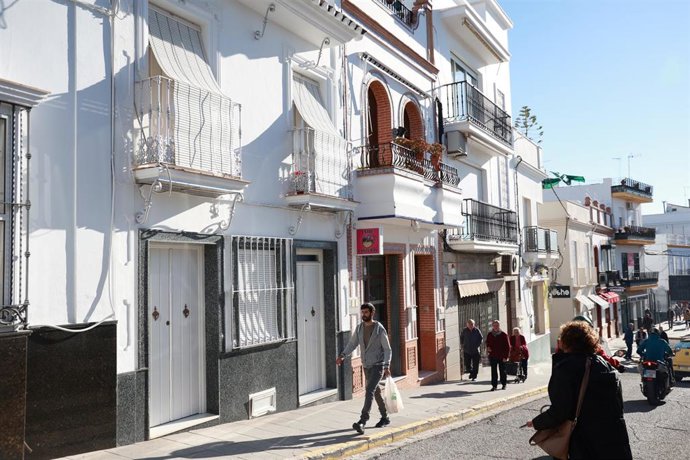 Archivo - Varios vecinos caminan por una de las calles de la localidad.