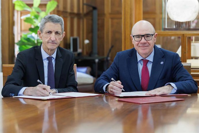 Firma del acuerdo entre, de izquierda a derecha en la imagen, el presidente de la Fundación Unicaja, José M. Domínguez, y el rector de la Universidad de Granada, Pedro Mercado