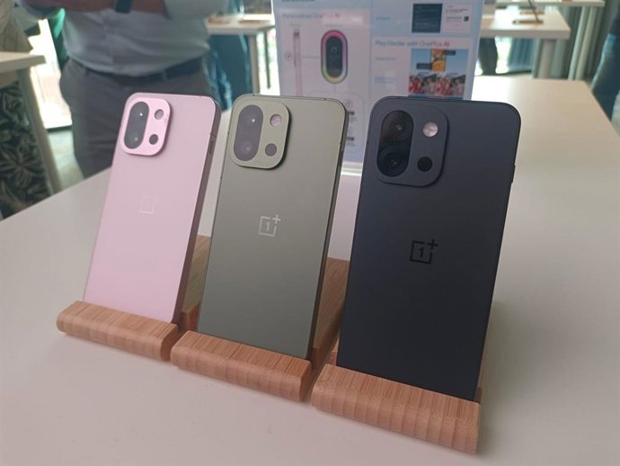 As cores nas quais os novos OnePlus 13s estarão disponíveis.
