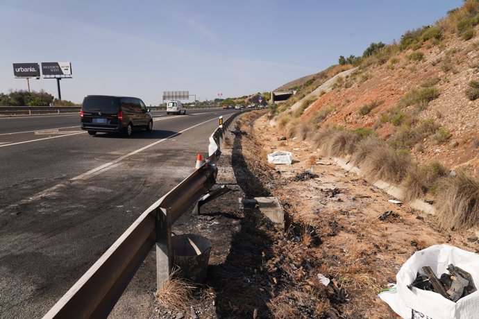 Vista de la zona del accidente mortal tras el que han fallecido un subinspector de la Policía Nacional y tres presuntos atracadores.