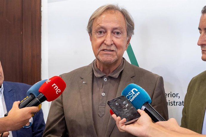 Archivo - El  vicepresidente de la Fundación Europea por las Personas Desaparecidas QSDglobal, Francisco Lobatón atiende a los medios de comunicación tras la firma del Protocolo de Colaboración, a 22 de agosto de 2023, en Sevilla, (Andalucía, España). El 
