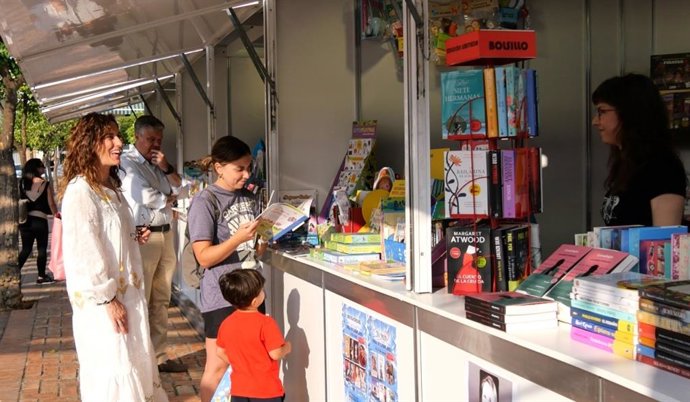 Asistentes a la Feria del Libro de Mairena del Alcor.