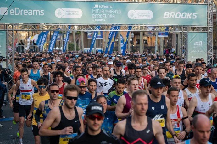 Archivo - Cientos de personas participan en la eDreams Mitja Marató de Barcelona, a 16 de febrero de 2025, en Barcelona, Catalunya (España). Esta edición ha batido un récord de inscripciones, con hasta 30.000 corredores apuntados. Esta carrera, junto con 