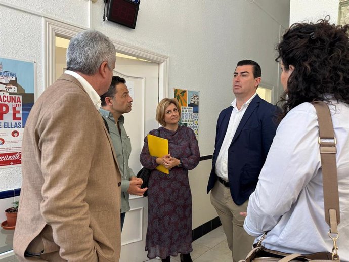 El delegado de Salud de Almería, Juan de la Cruz Belmonte, visita junto al alcalde de Níjar, José Francisco Garrido, las instalaciones médicas de Níjar (Almería).