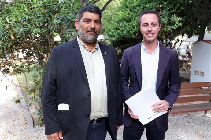 Archivo - El presidente del Consell de Mallorca, Llorenç Galmés (d), y el vicepresidente insular, Pedro Bestard (i). 