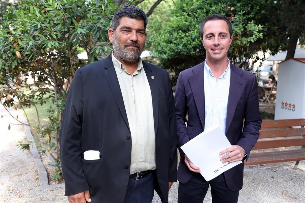 Archivo - El presidente del Consell de Mallorca, Lloren Galmés (d), y el vicepresidente insular, Pedro Bestard (i). 
