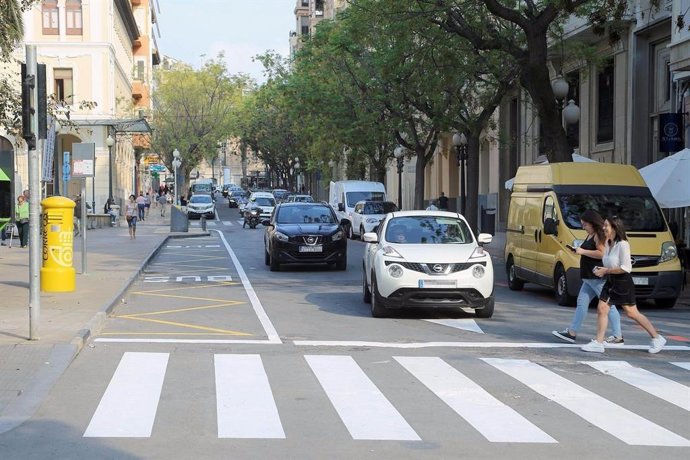 Archivo - Imagen de archivo de coches en la ciudad de Alicante