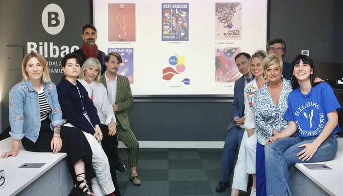 El jurado con los seis carteles finalistas del concurso de carteles de Aste Nagusia 2025 de Bilbao.