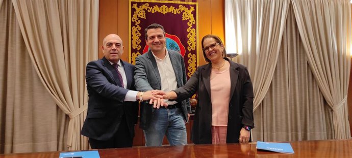 Lorenzo Amor, José María Bellido y Blanca Torrent, en la firma de la cesión de espacios para ATA en el Centro de Iniciativas Empresariales del polígono El Granadal.