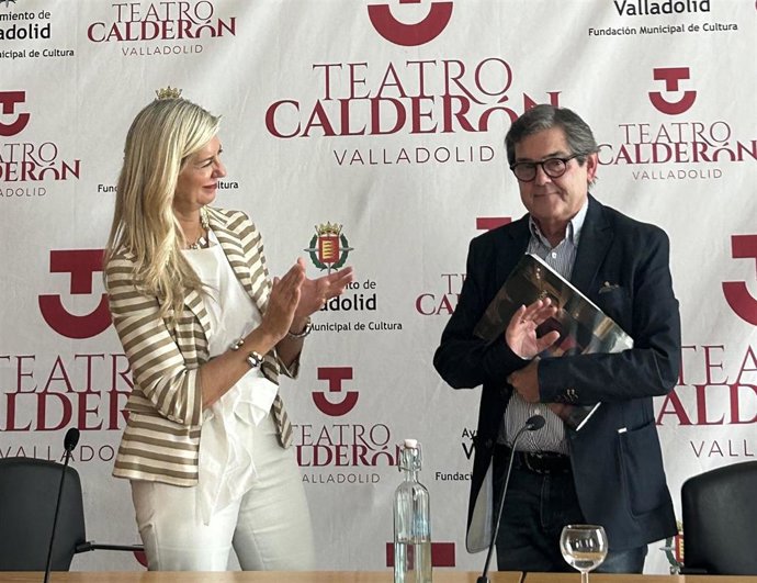 La concejal de Educación y Cultura, Irene Carvajal, aplaude al director del Teatro Calderón, Chema Viteri, que se jubila el 30 de junio.