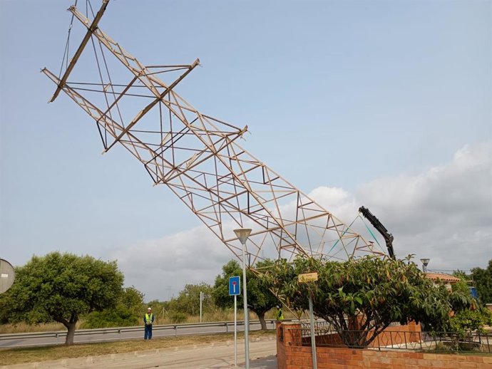 Endesa inicia el desmantelamiento del último tramo entre Roda de Berà y Creixell (Tarragona)