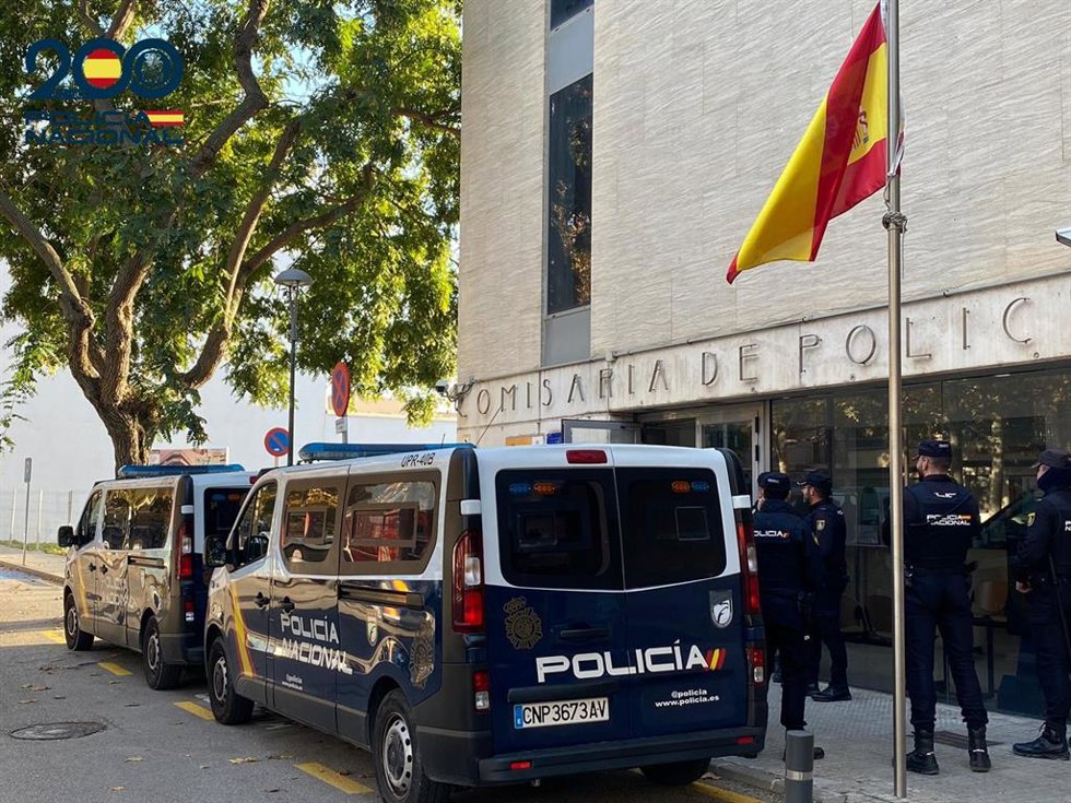 Dos furgones de la Policía Nacional, en Manacor.