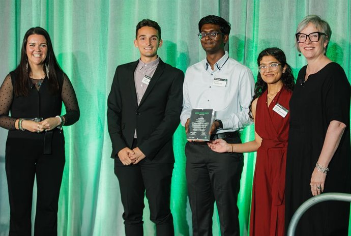 El estudiante de la UMA Iván Toro logra un premio internacional por un proyecto de biotecnología ambiental.