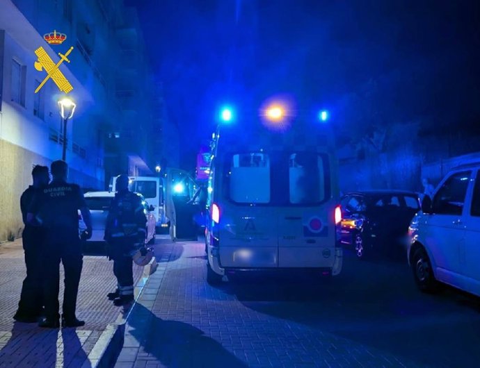 Efectivos de la Guardia Civil, los bomberos del Levante almeriense y servicios sanitarios durante la intervención en Garrucha (Almería).