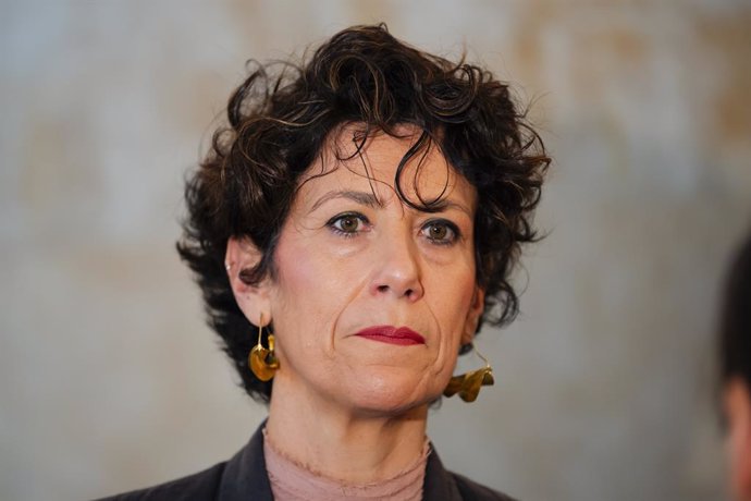 La ministra de Inclusión, Seguridad Social y Migraciones, Elma Saiz, tras la reunión bilateral con la comisaria europea de Empleo, Roxana Mînzatu, en la sede del Ministerio, a 8 de mayo de 2025, en Madrid (España). El encuentro entre ambas responsables se