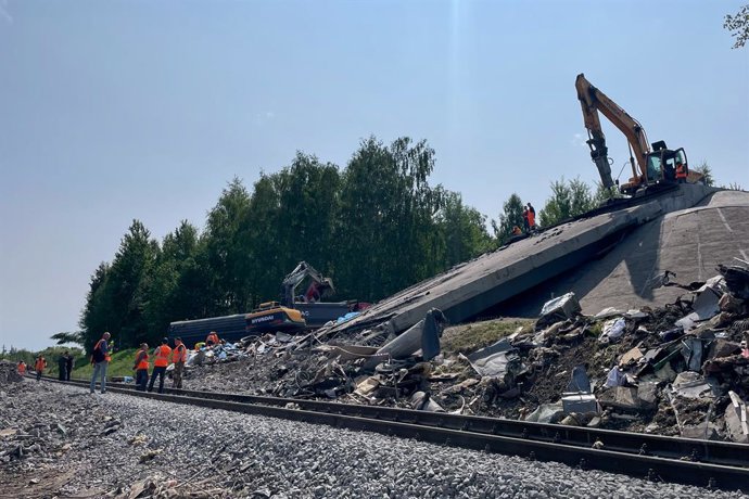 RÚSSIA, REGIÃO DE BRYANSK - 2 DE JUNHO DE 2025: Trabalhadores ferroviários e maquinário pesado são vistos no local do desabamento de um viaduto no cruzamento de uma estrada e uma ferrovia entre Vygonichi e Pilshino. O viaduto desabou sobre um trem de pass
