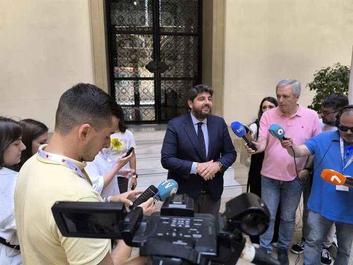O Presidente do Governo Regional, Fernando López Miras, durante sua participação em uma coletiva de imprensa.