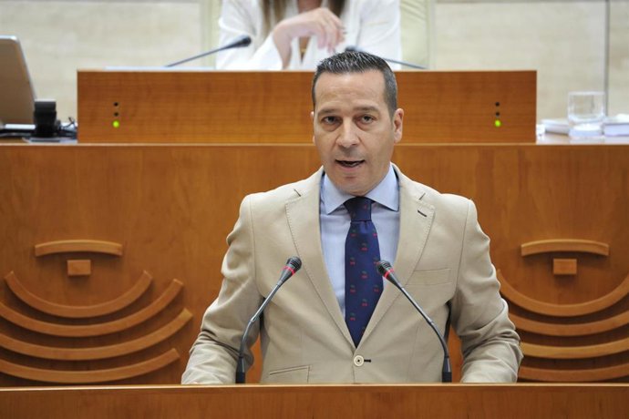 El diputado de Vox en la Asamblea de Extremadura Óscar Fernández Calle interviene en el pleno de la Asamblea de Exremadura
