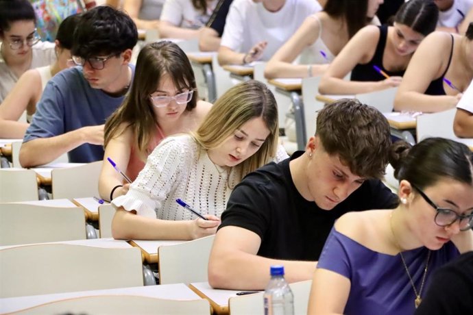 Estudiantes durante una de las pruebas de la Prueba de Acceso a la Universidad (PAU) en una de las aulas de la Universidad de Almería.