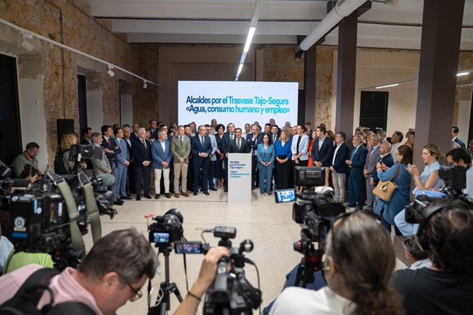 Acto de alcaldes y presidentes de Diputación de Almería, Alicante y Murcia contra la nueva regulación del trasvase Tajo-Segura.