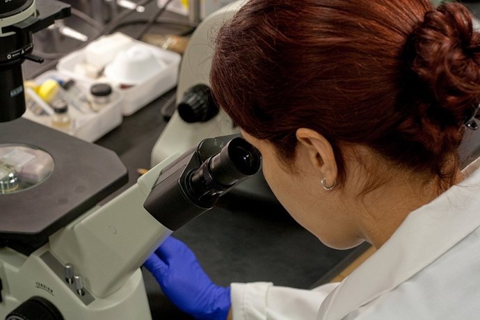 Científica trabajando en laboratorio