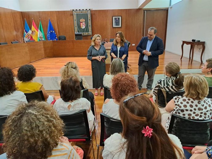 La delegada territorial de Empleo, Empresa y Trabajo Autónomo, Carmen Sánchez Sierra; el alcalde de Pizarra, Félix Lozano; y Rocío Díaz Ruiz, concejala de Empleo de Pizarra