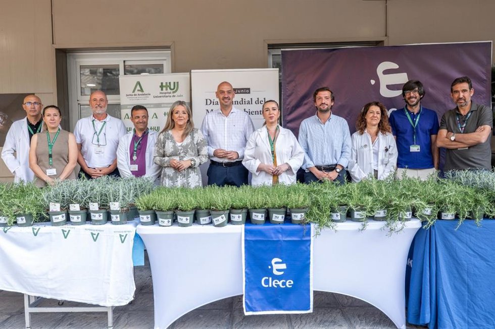 Reparto de plantones en el Hospital de Jaén.