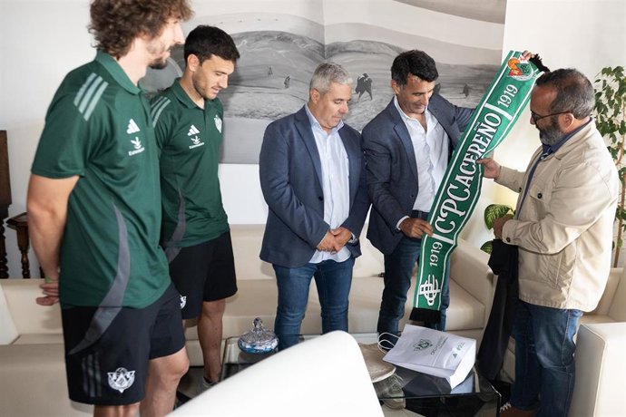 Morales traslada al CP Cacereño la enhorabuena por su "gran temporada" que ha concluido con el ascenso a Primera RFEF