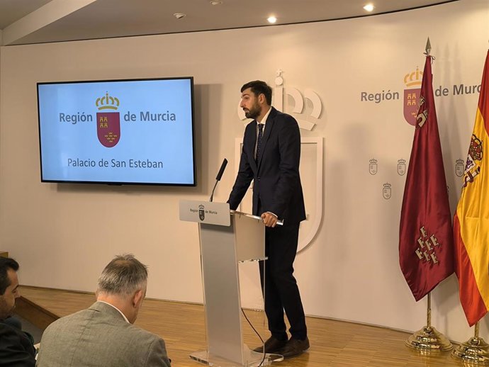 El presidente provincial de Vox en la Región de Murcia, José Ángel Antelo, tras su reunión con el presidente regional, Fernando López Miras