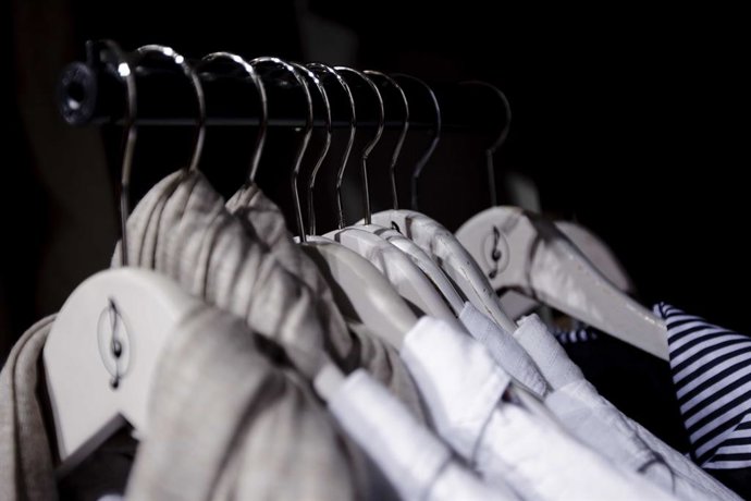 Archivo - Arquivo - Roupas, acessórios e recursos de caixa registradora de uma loja