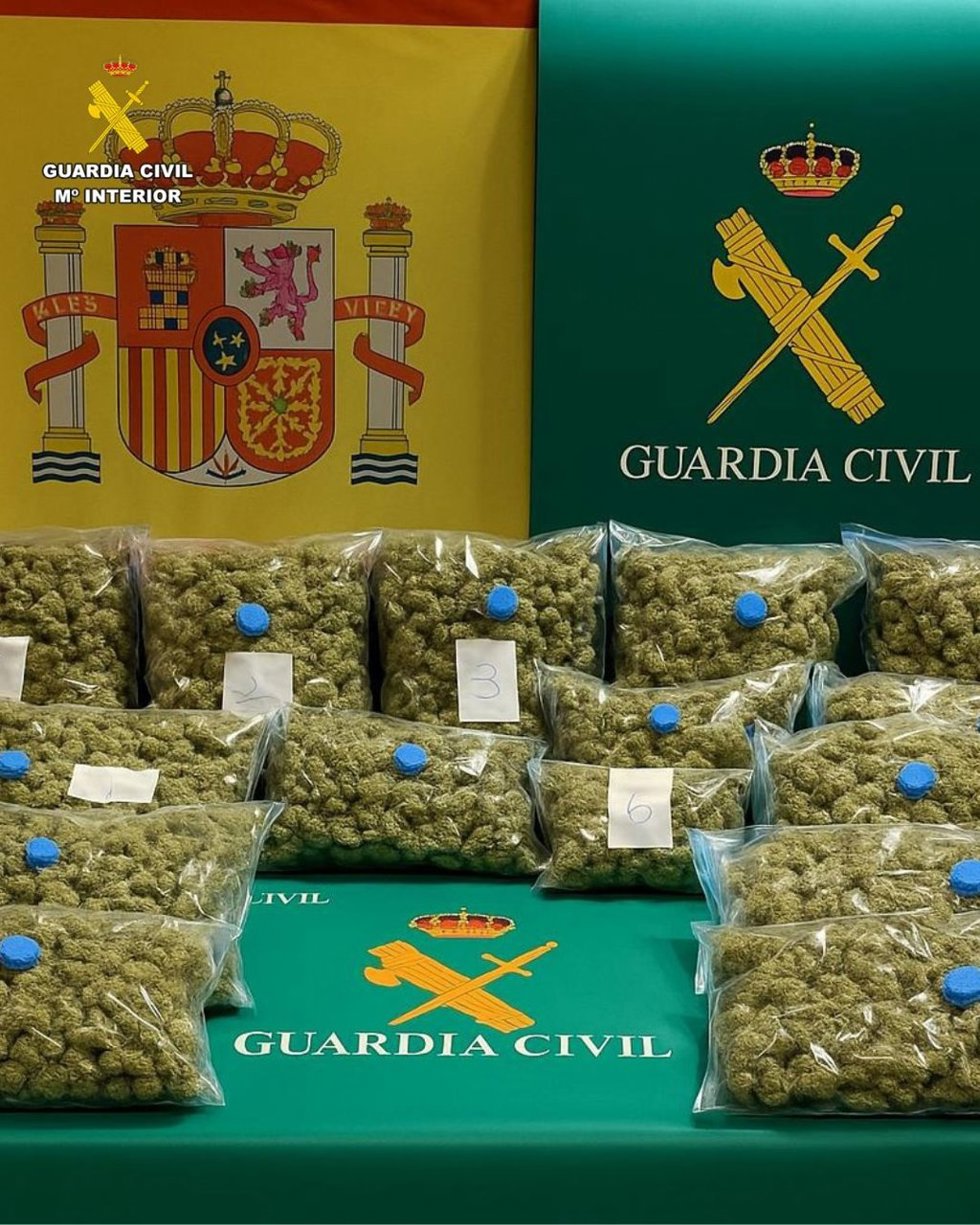Bolsas con 15 kilos de marihuana preparada en cogollos incautadas en un vehículo en Valdemoro