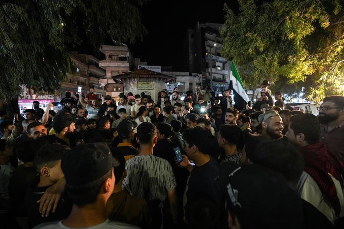 Un grupo de sirios celebran en Idlib el levantamiento de las sanciones de Estados Unidos