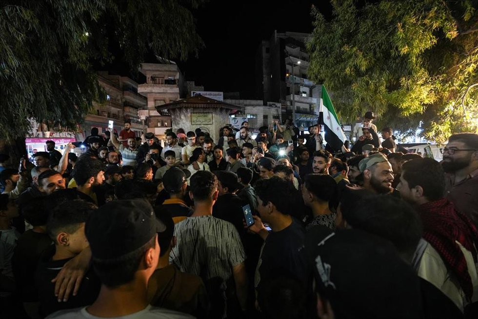 Un grupo de sirios celebran en Idlib el levantamiento de las sanciones de Estados Unidos