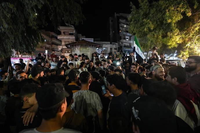 13 de maio de 2025, Síria, cidade de Idlib: Sírios comemoram na Praça do Relógio, no centro da cidade de Idlib, após a decisão do presidente dos EUA, Donald Trump, de suspender as sanções contra a Síria. Foto: Moawia Atrash/dpa