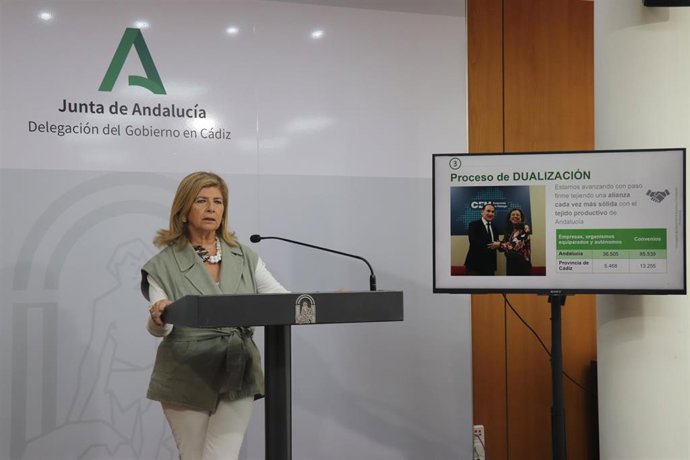 Isabel Paredes, delegada territorial de Desarrollo Educativo y Formación Profesional en Cádiz, en rueda de prensa.