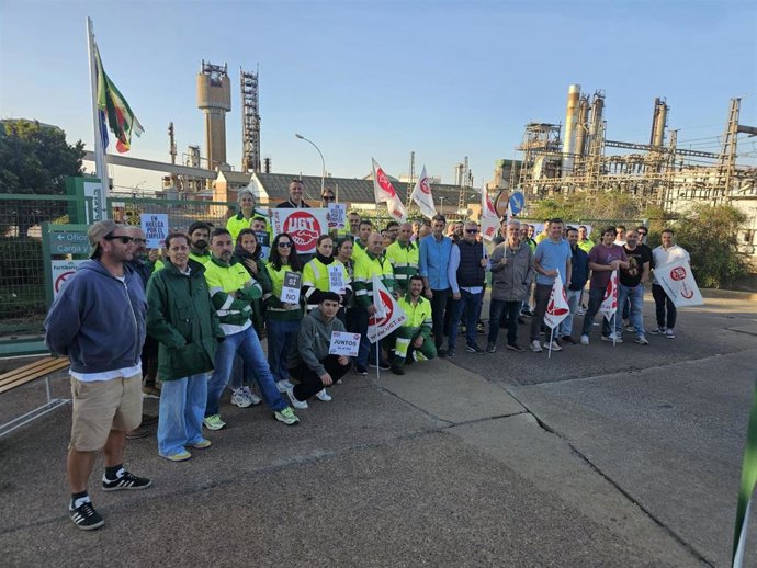 Primer día de huelga de los trabajadores de Fertiberia en Palos de la Frontera (Huelva).