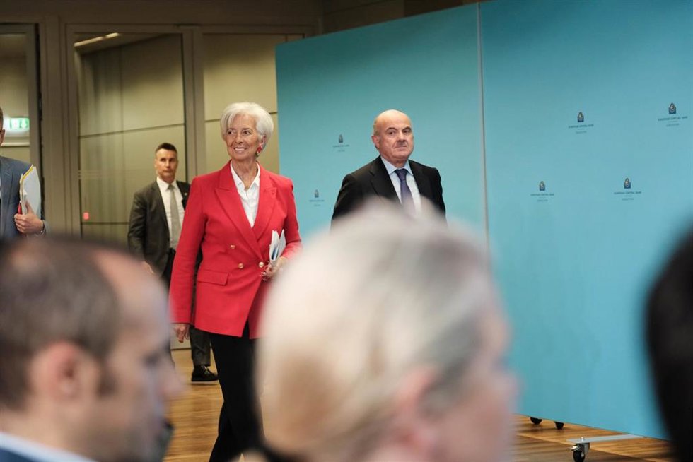 La presidenta del Banco Central Europeo, Christine Lagarde y el vicepresidente del BCE, Luis de Guindos, llegan a una rueda de prensa tras una reunión, a 5 de junio de 2025, en Frankfurt (Alemania). El Consejo de Gobierno del Banco Central Europeo (BCE)